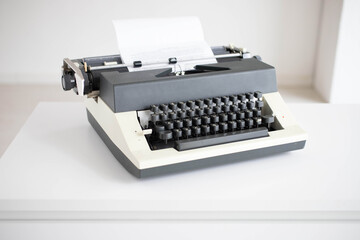 Maquina de escribir sobre fondo blanco