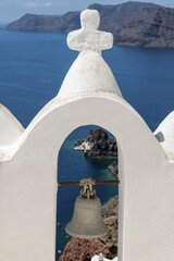 vistas de la costa de santorini a traves de un hueco de campanario © francisco