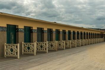 Cabines de plage sur la promenade des planches à Deauville, Normandie, France