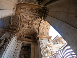 decorative moldings on the ceiling. decorated arched vault.