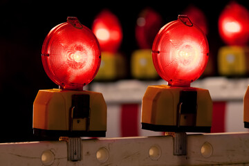 Warnleuchte Dunkelheit Sicherheit Gefahr HIndernis Verkehr Blinklicht Baustelle Absperrung Orange...