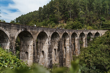 Fototapeta na wymiar Blick auf die berühmte Nine Arches Bridge bei Ella / Demodara auf Sri Lanka
