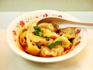 台湾料理・四川料理のピリ辛ワンタン（紅油抄手）