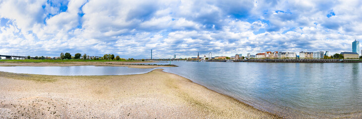 Rheinufer in Düsseldorf, Deutschland