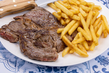 basse côte de boeuf grillée et frites dans une assiette