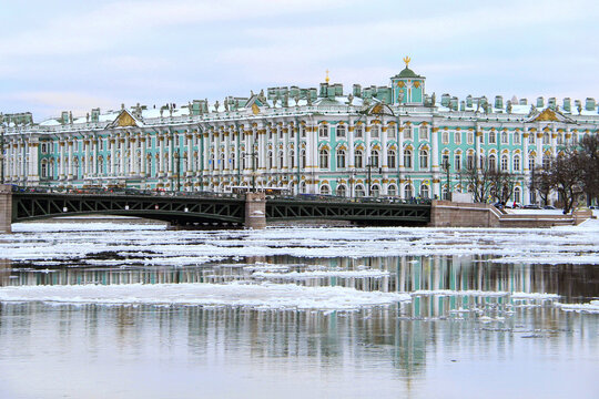SAINT PETERSBURG, Russia-DECEMBER 18, 2017: View of the Winter Palace and the Palace Bridge