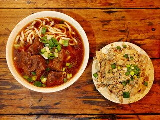 台湾料理の牛肉麺と滷豆皮（揚げゆば）
