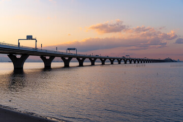 Fototapeta na wymiar 海上を走る高速道路のある夕景（東京湾アクアライン）
