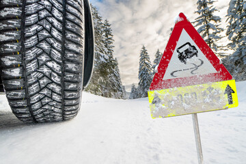 Strassenschild warnt vor Schnee und Eis auf der Strasse