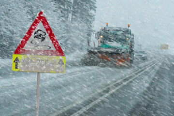 Strassenschild warnt vor Schnee und Eis auf der Strasse