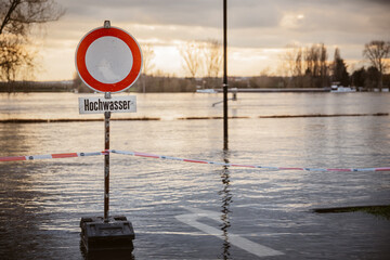 Schild Hochwasser an Straßensperrung