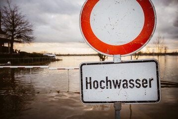 Schild Hochwasser an Straßensperrung