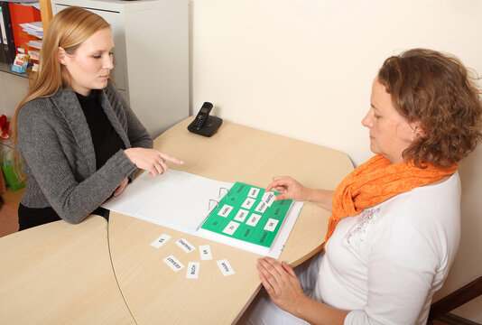 Therapeutin und Patientin beim Logop&auml;den