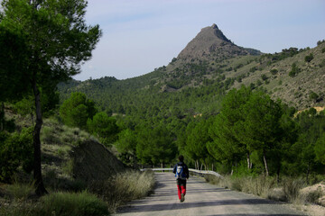 Persona practicando senderismo. Cieza (Murcia-España).