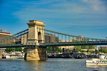 Die Széchenyi-Kettenbrücke ist eine Kettenbrücke, die die Donau überspannt