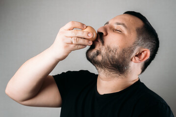 Obraz premium a man drinks a raw egg, healthy food and diet