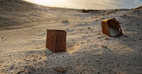 Verrostete Blecheimer am Stran von Marsa Alam, Ägypten