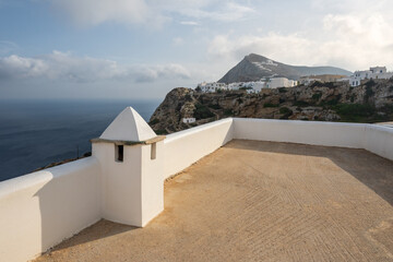 Obraz premium White terrace overlooking the Aegean Sea and Chora town in Folegandros Island, Cyclades, Greece