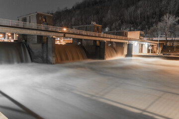 Hochwasser am Neckarwehr bei Esslingen