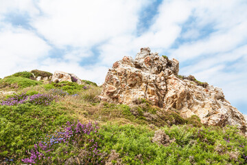 Pico con rocas en la cresta de una montaña con el cielo de fondo.