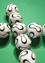 Fussbaellesind in Kreuzform aneinander gelegt