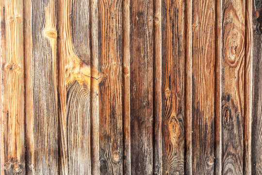Detalle de la textura de los tablones de una puerta de madera rustica,