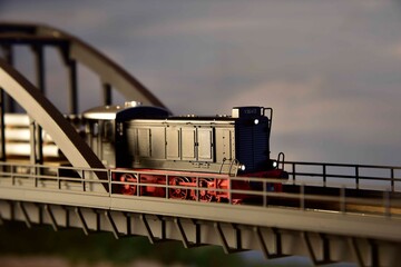 Modelleisenbahn auf einer Bogenbrücke, Modellbahn, Lokomotive, Brücke, Bogenbrücke,...