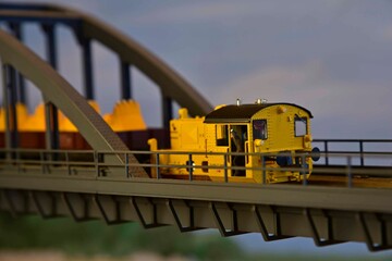 Modelleisenbahn auf einer Bogenbrücke, Modellbahn, Lokomotive, Brücke, Bogenbrücke,...