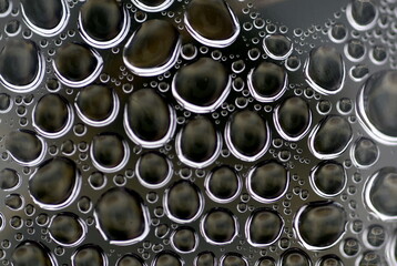 Wassertropfen auf rundem Glas