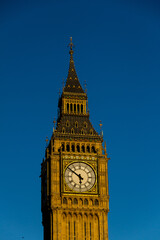 Fototapeta na wymiar london's big ben clock with blue skyk