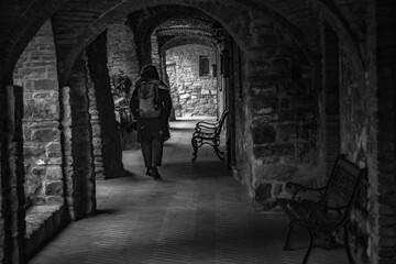 Ragazza sotto portico a Bobbio ( Piacenza )