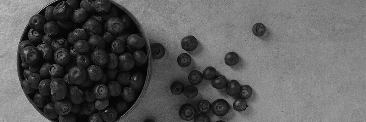 Arándanos en un bol de madera sobre fondo marrón rústico