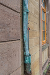 Defektes und oxidiertes Fallrohr aus Kupfer