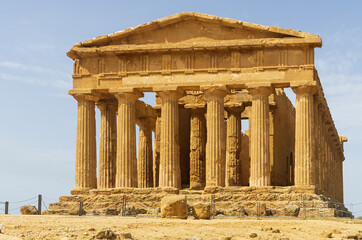 Obraz premium Temple of Concordia in the Valley of the Temples, a UNESCO World Heritage Site in Agrigento, Sicily, Italy.