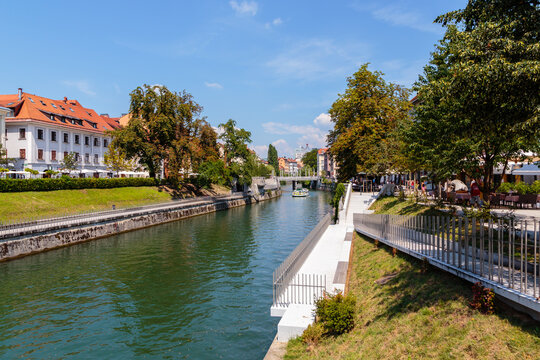 Ljubljana, Slowenien. Ljubljanica, Ansicht von "&Scaron;entjakobski most" Richtung  "&Scaron;u&scaron;tarski most", 27.07.2018.
