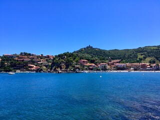 Fototapeta na wymiar scenic view of Collioure by the mediterranean sea against blue sky