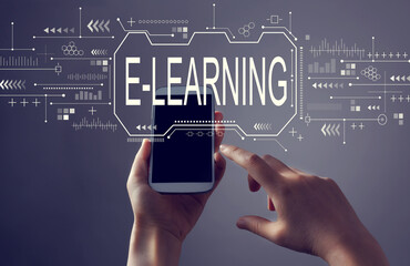 Obraz premium E-learning concept with person holding a white smartphone