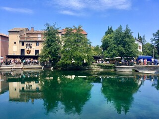 Obraz premium buildings reflecting in river in isle sur sorgue village
