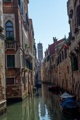 Fototapeta na wymiar discovery of the city of Venice and its small canals and romantic alleys