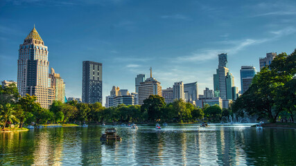 Fototapeta na wymiar Lumphini-Park panorama picture from Bangkok skyline over lake