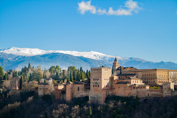 Fototapeta na wymiar La Alhambra en Invierno con las montañas de Sierra Nevada de fondo / The Alhambra in winter with Sierra Nevada in the back