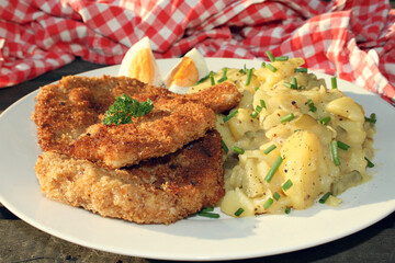 schnitzel, kartoffelsalat, makro, modern, sliced, holding, restaurant, essen, deftig, anlasser, board
