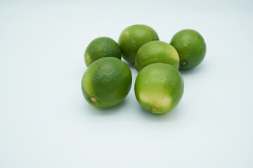 Limones, verde, fondo blanco, frutas, lime, limes, green, fruits, nature, sour, acido, round, redondo
