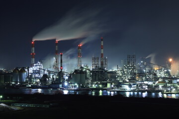 日本の岡山県倉敷市の水島コンビナートの美しい工場夜景