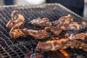 バーベキューでお肉を焼いているシーン