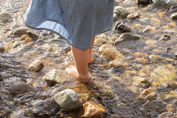 夏の河原で遊ぶ子供
