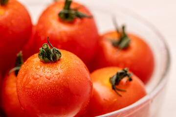 ガラスの器に入った食材の新鮮なミニトマト