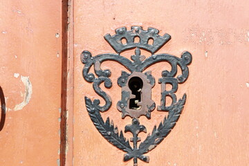 cerradura vieja
casa vieja
casa antigua
colon 
Cristobal colon 
casa de rey
chapa vieja
casa con...