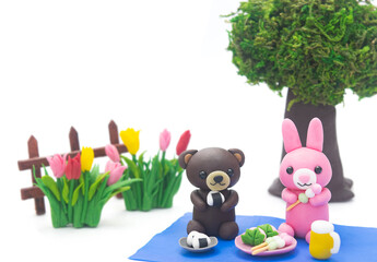 ピクニックをする森の動物たち