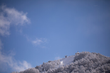 Naklejka na ściany i meble 冬の山での景色青空と　樹氷　霧氷をした綺麗な木